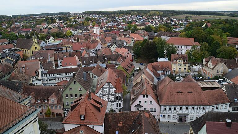 In Uffenheim drückt zwar eine hohe Schuldenlast, dennoch stehen viele Projekte auf der Agenda des Stadtrats. Auch die Bürger trugen einige Wünsche bei der Bürgerversammlung vor. So soll zum Beispiel in der Innenstadt durch weitere Schilder auf die beschränkte Parkzeit hingewiesen werden. In Uffenheim drückt zwar eine hohe Schuldenlast, dennoch stehen viele Projekte auf der Agenda des Stadtrats. Auch die Bürger trugen einige Wünsche bei der Bürgerversammlung vor. So soll zum Beispiel in der Innenstadt durch weitere Schilder auf die beschränkte Parkzeit hingewiesen werden.