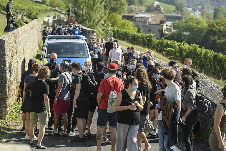 Etwa 20 Anhänger und Mitglieder der AfD wanderten am Sonntag unter Polizeischutz in Würzburg durch die Weinberge. Etwa 20 Anhänger und Mitglieder der AfD wanderten am Sonntag unter Polizeischutz in Würzburg durch die Weinberge.