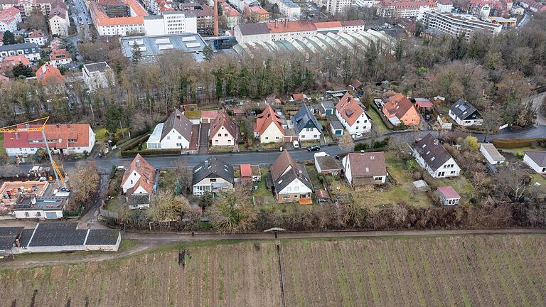 Eine Luftaufnahme des Oberen Burgwegs in Würzburg. Ein Teil der Grundstücke gehört dem Freistaat. Hier wird derzeit geprüft, ob sich sozialer Geschosswohnungsbau verwirklichen lassen könnte. Eine Luftaufnahme des Oberen Burgwegs in Würzburg. Ein Teil der Grundstücke gehört dem Freistaat. Hier wird derzeit geprüft, ob sich sozialer Geschosswohnungsbau verwirklichen lassen könnte.