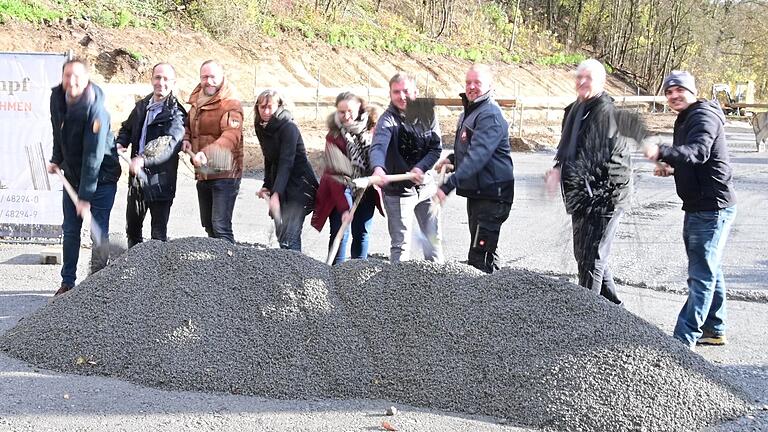 Endlich geht es los mit dem Neubau des neuen Kindergartens in Altertheim. Zum Spatenstich hatte Bürgermeister Bernd Korbmann (Dritter von links) die beteiligte Baufirma, die Planer, den Gemeinderat, den Träger und den Landtagsabgeordneten Björn Jungbauer (links) eingeladen.