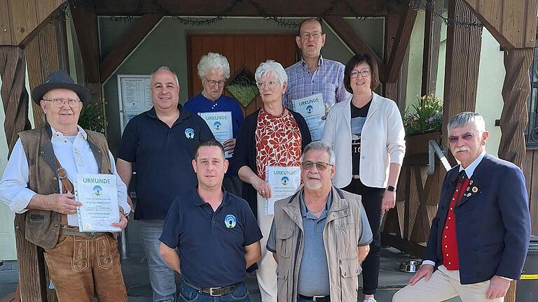 Vorsitzender Tobias Väth und sein Stellvertreter Dirk Schüßler ehrten langjährige Mitglieder der Heimat- und Wanderfreunde. Vorsitzender Peter Engelhardt wurde verabschiedet. Bürgermeisterin Agnes Engelhardt überbrachte Glückwünsche.