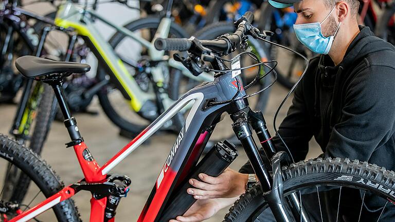 E-Bikes boomen. Immer mehr Fahrräder haben einen Akku im Rahmen, wie es hier ein Mitarbeiter von FX-Sports in der Posthalle demonstriert.&nbsp;