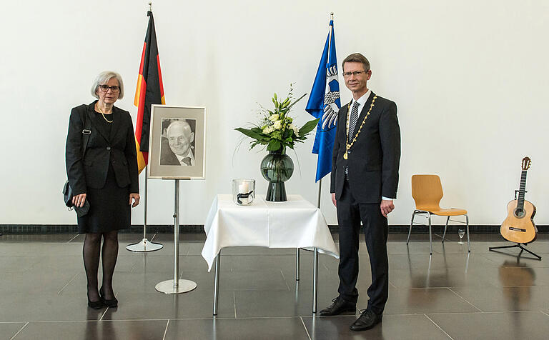 Gedenkfeier für den verstorbenen Ehrenbürger und ehemaligen OB Kurt Petzold in der Kunsthalle, im Bild die Witwe Gisela Petzold und OB Sebastian Remelé.