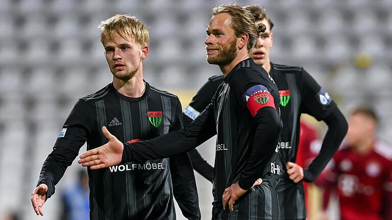 So sieht Enttäuschung aus: Die ratlosen Schweinfurter Spieler (von links) Marco Zietsch, Kristian Böhnlein und Nicolas Pfarr (nach der Niederlage beim FC Bayern München II).