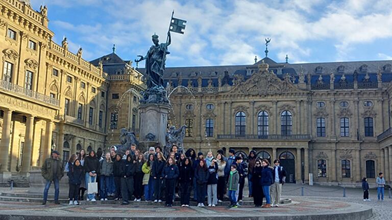 Vor der Residenz in Würzburg, zusammen mit LSH-Internatsschülerinnen und -schülern bei einer Exkursion nach Würzburg.