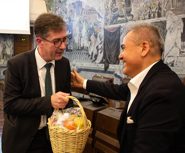 Am Ende des Ramadan 2024: Ahmet Bastürk (re.), Sprecher der fünf Würzburger Moscheegemeinden, dankt Oberbürgermeister Christian Schuchardt im Ratssaal für die Einladung zum Fastenbrechen.