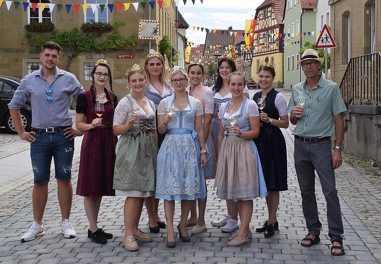 Zusammen mit anderen Weinhoheiten, dem Fremdenverkehrsvereinsvorsitzenden Michael Krauß (links) und Bürgermeister Jürgen Schulz (rechts) eröffnete Weinprinzessin Alicia Leikam (Mitte) das Genussortfest.