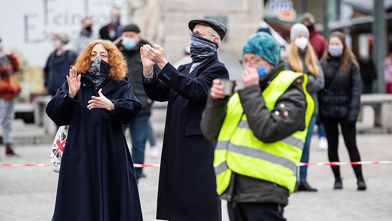 AfD-Stadtrat Wolfang von Eyb (Mitte) sieht seine Meinungsfreiheit durch die Geschäftsordnung des Würzburger Stadtrats eingeschränkt. Im Bild von Eyb auf einer 'Querdenker'-Demo im Jahr 2021.