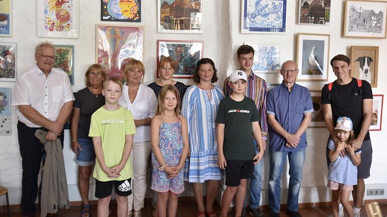 Schülerinnen und Schüler der Malschule 'Glücksvogel' mit Leiterin Elena Schwinn, Mann Michael und Sohn Ivo sowie Bürgermeister Claus Bittenbrünn.