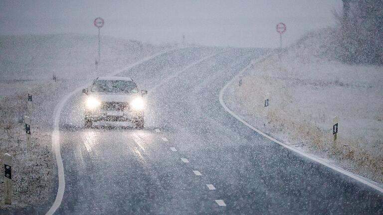 Starker Schneefall, Glätte und Eis: Für Autofahrerinnen und Autofahrer extreme Bedingungen und eine Herausforderung.