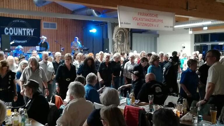 Line-Dance Atmosphäre in der Gartenlandhalle Albertshofen zur Country Night der Fränkischen Volkstanzgruppe Kitzingen. Line-Dance Atmosphäre in der Gartenlandhalle Albertshofen zur Country Night der Fränkischen Volkstanzgruppe Kitzingen.