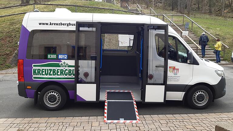 Der neue Kreuzbergbus mit Klapp-Rampe zur Beförderung von Personen mit Rollstühlen.