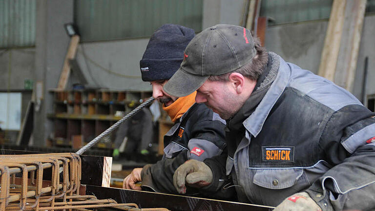 Zwei Arbeiter der Firma Schick Bau stellen ein Fertigbauteil für einen Dachgiebel her. Das Teil wird in Frankfurt am Main verbaut. Foto: Benedikt Borst - Zwei Arbeiter der Firma Schick Bau stellen ein Fertigbauteil für einen Dachgiebel her. Das Teil wird in Frankfurt am Main verbaut. Foto: Benedikt Borst Zwei Arbeiter der Firma Schick Bau stellen ein Fertigbauteil für einen Dachgiebel her. Das Teil wird in Frankfurt am Main verbaut. Foto: Benedikt Borst - Zwei Arbeiter der Firma Schick Bau stellen ein Fertigbauteil für einen Dachgiebel her. Das Teil wird in Frankfurt am Main verbaut. Foto: Benedikt Borst