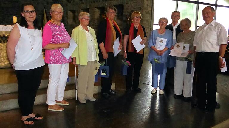 Bei dem Festkonzert zum 140-jährigen Bestehen des Sängervereins Versbach wurden folgende Jubilare geehrt: v.l. Martina Clauß (stellv. Vorsitzende), Lore Naumann, Lore Krause, Ilse Stodal, Ursula Wolf, Christa Meyer, Wolfgang Apel, Luise Keupp und Oswald Scheller (1. Vorsitzender) Bei dem Festkonzert zum 140-jährigen Bestehen des Sängervereins Versbach wurden folgende Jubilare geehrt: v.l. Martina Clauß (stellv. Vorsitzende), Lore Naumann, Lore Krause, Ilse Stodal, Ursula Wolf, Christa Meyer, Wolfgang Apel, Luise Keupp und Oswald Scheller (1. Vorsitzender)