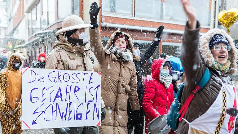 Laut Konstantin Mack, Mitglied der Grünen-Fraktion im Würzburger Stadtrat, haben auf einer Faschingsdemo am Rosenmontag zahlreiche Menschen ohne Attest gegen die Maskenpflicht verstoßen.