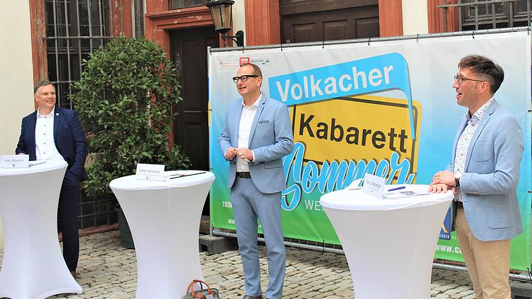 Ein starkes Programm zum 2. Volkacher Kabarettsommer präsentierten die Verantwortlichen (von links) Bürgermeister Heiko Bäuerlein, Comedian Volker Heißmann und Marco Maiberger von der Touristinfo. Ein starkes Programm zum 2. Volkacher Kabarettsommer präsentierten die Verantwortlichen (von links) Bürgermeister Heiko Bäuerlein, Comedian Volker Heißmann und Marco Maiberger von der Touristinfo.