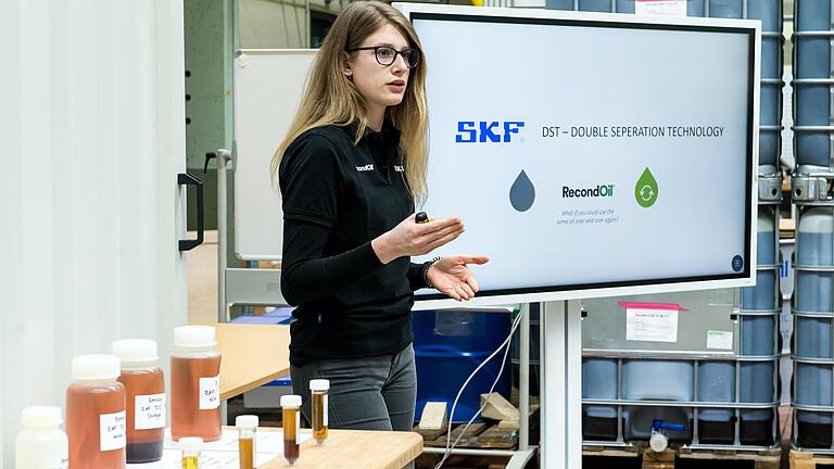 Chemielaborantin Jana Wortmann ist im RecondOil-Team von SKF in Schweinfurt maßgeblich für den Betrieb der neuen Anlage mitverantwortlich.