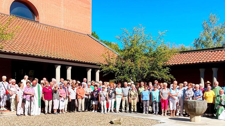 Ein Teil der 'Wallleut' im Kreuzgang der Schwanbergkirche mit der Vorsitzenden des Seniorenforums Margit Pfaff, P. Issak und Dekan Gerhard Spöckl (links) sowie Schwester Dorothea von der Communität,  Pfarrer Franz Schmitt und  den noch amtierenden Dekanatsaltenseelsorger Diakon Lorenz Kleinschnitz (rechts).