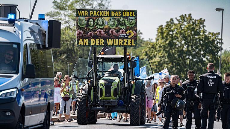 Am 20. August demonstrierten rund 1400 Menschen in Aschaffenburg.&nbsp; Auch dort war ein ähnliches Anti-Grünen-Banner zu sehen.&nbsp;&nbsp;