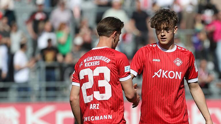 Tiago de Moura (rechts beim Heimspiel gegen Hankofen-Hailing mit Theo Harz) erhält bei den Kickers in der kommenden Saison einen Profivertrag.