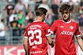 Tiago de Moura (rechts beim Heimspiel gegen Hankofen-Hailing mit Theo Harz) erhält bei den Kickers in der kommenden Saison einen Profivertrag.
