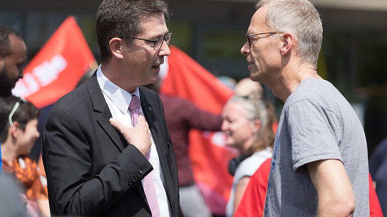 OB Schuchardt im Gespräch mit Pfarrer Burkhard Hose. OB Schuchardt im Gespräch mit Pfarrer Burkhard Hose.