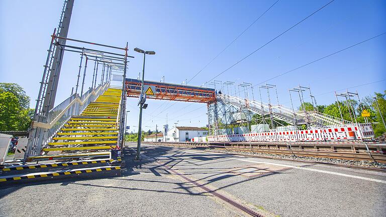 Eine provisorische Brücke zu den Bahnsteigen 2 und 3 ersetzt die Bahnsteigunterführung, bis der barrierefreie Umbau abgeschlossen ist. Eine provisorische Brücke zu den Bahnsteigen 2 und 3 ersetzt die Bahnsteigunterführung, bis der barrierefreie Umbau abgeschlossen ist.
