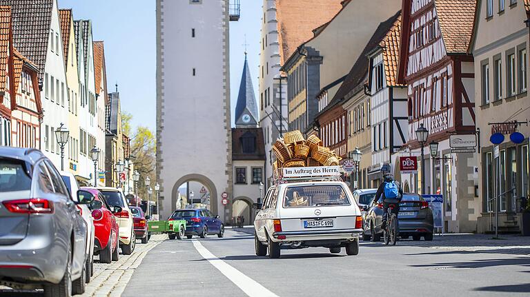 Der Korbmacher unterwegs im alten Kombi in Haßfurt.