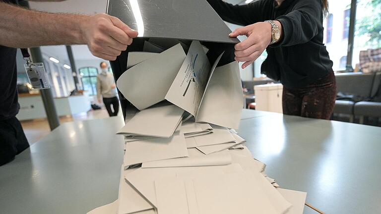 Im Verlauf des frühen Abends zeichnete sich ab, dass die CSU ihr Direktmandat im Wahlkreis Fürth trotz herber Verluste behaupten kann.&nbsp;