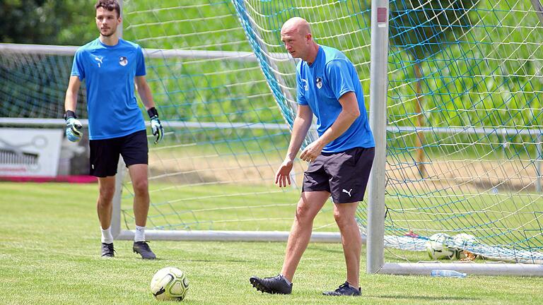 Tobias Schunder (vorne) kommt im Sommer als Torwarttrainer zum TSV Großbardorf.