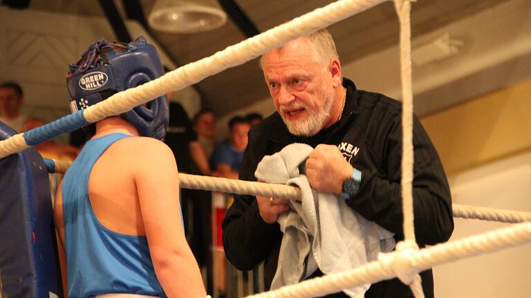 Edgar Feuchter, Trainer und Abteilungsleiter der Boxabteilung im TSV Bad Kissingen, nutzt die Pause, um mit seinem Schützling den Kampf zu analysieren.