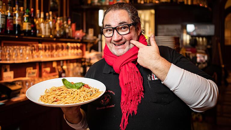 Riccardo Menini sagt mit italienischer Zeichensprache 'lecker' zu diesem Gericht: Spaghetti Caprese. Riccardo Menini sagt mit italienischer Zeichensprache 'lecker' zu diesem Gericht: Spaghetti Caprese.