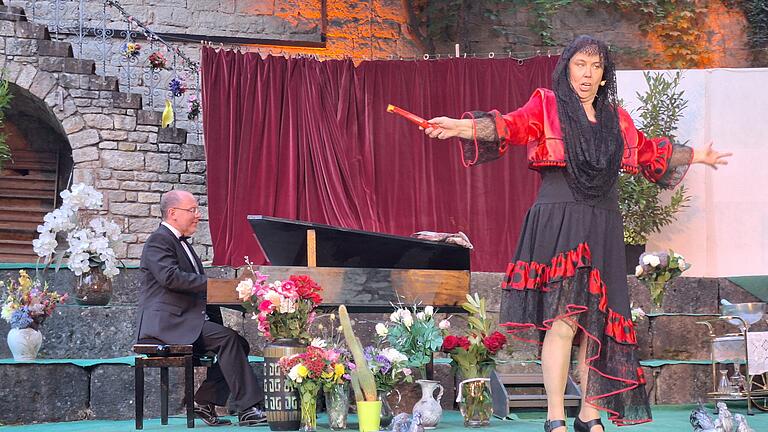 Spectaculum auf Schloss Saaleck zeigt Stück Glorious       -  Eine mäßige 'Carmen': Florence Foster Jenkins (Anne Rauschmann) hält sich für ein Arientalent. Pianist Cosme McMoon (Markus Arneth) macht gute Miene zum bösen Spiel.