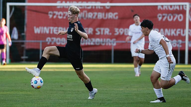 Mika Röttinger (am Ball) und sein SV Heidingsfeld hatten am Mittwochabend keine Probleme mit dem TSV Lengfeld (rechts Suhaib Janun). Mit 3:0 setzten sich die Gäste beim Bezirksliga-Absteiger durch.