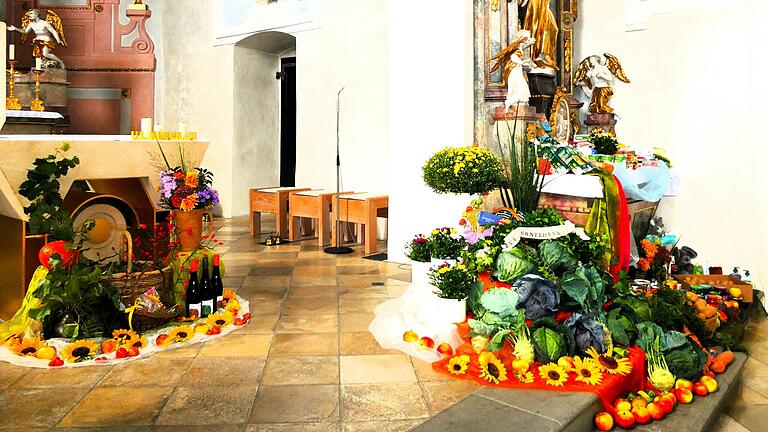 Die Gläubigen aus Gernach hatten großzügig gespendet, sodass der Altar und der Seitenaltar mit den gespendeten Gaben sehr schön geschmückt werden konnte.