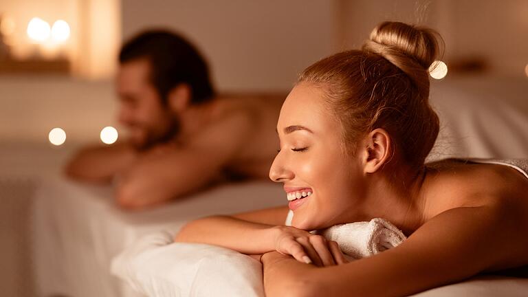 Spouses Receiving Relaxing Beauty Treatment Lying At Luxury Spa Center       -  Ruhe und Erholung steht bei vielen Angeboten der Reiseauktion im Vordergrund. Ganz entspannt Gebot abgeben und bis zu 50 Prozent sparen!