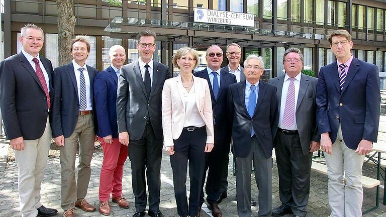 Bei der Feier zum 20-jährigem Bestehen des Dialyse-Zentrums Würzburg in der Virchowstraße (von links): Prof. Dr. Christoph Wanner, Leiter der Nephrologie in der Medizinischen Klinik 1 im ZIM, Dr. Josef Zimmermann (Dialysezentrum Würzburg), Prof. Dr. Hubert Kübler (Direktor der Klinik und Poliklinik für Urologie und Kinderurologie im ZOM), Oberbürgermeister Christian Schuchardt, Dr. Andrea Heyd-Schramm (Dialysezentrum), Prof. Dr. Lothar Schramm (Dialysezentrum), Dr. Kai-Olaf Netzer (Dialysezentrum), Prof. Dr. Georg Ertl (Ärztlicher Direktor des Universitätsklinikums Würzburg), Adolf Bauer, Bürgermeister der Stadt Würzburg und Prof. Dr. Stefan Frantz (Direktor der Medizinischen Klinik 1 im ZIM).