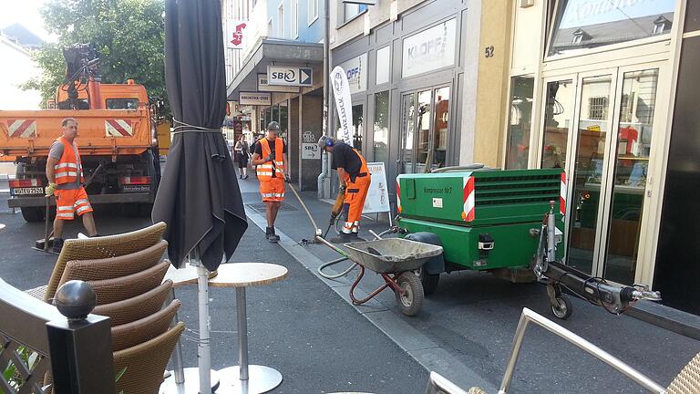 In einem Bereich in der Juliuspromenade reißt das Tiefbauamt seit Mittwochmorgen den Gehsteig auf. Die ansässigen Ladenbetreiber haben hiervon vorher nichts gewusst.