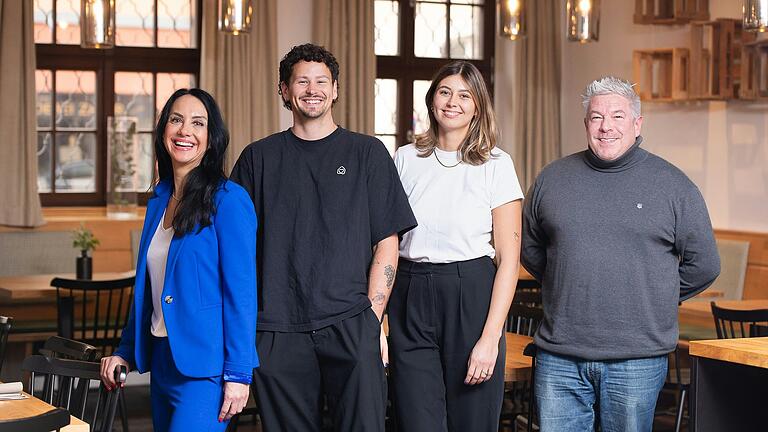 Neue Pächter übernehmen das Hotel Stadt Mainz in Würzburg (von links): Architektin und Verpächterin Sandra Göbel, Kevin Forstner und Eva Wechsler von den Homekeepers und Andrew Jason Kormanec, der neue Wirt der Stadt Mainz.