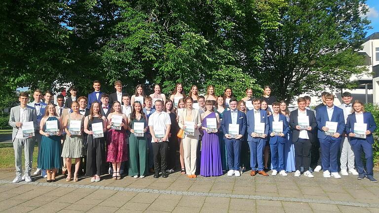 Die Abiturienten des Gymnasiums Bad Königshofen strahlen mit der Abendsonne um die Wette. Alle 43 haben bestanden.