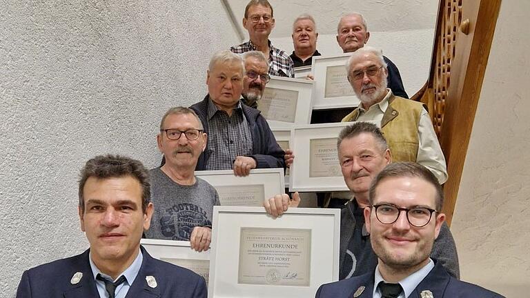 Diese Mitglieder wurden für ihre mehr als 50-jährige Treue und ihren Dienst in der Feuerwehr Schönbach ausgezeichnet.