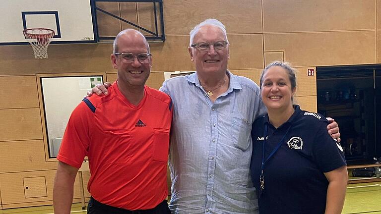 Die TG Heidingsfeld feierte den 80. Geburtstag ihres langjährigen Trainers Arthur Lichtlein nach, wobei auch ein Einlagespiel Teil des Programms war. Im Bild: (von links) Schiedsrichter Jürgen Hofmann, Artur Lichtlein und Anna Malter, Schiedsrichterin des Einlagespiels und TGH-Jugendleiterin. Die TG Heidingsfeld feierte den 80. Geburtstag ihres langjährigen Trainers Arthur Lichtlein nach, wobei auch ein Einlagespiel Teil des Programms war. Im Bild: (von links) Schiedsrichter Jürgen Hofmann, Artur Lichtlein und Anna Malter, Schiedsrichterin des Einlagespiels und TGH-Jugendleiterin.