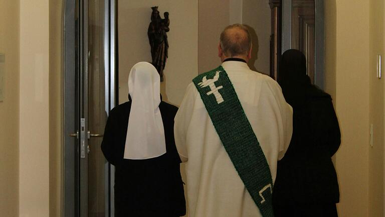 Die im Profanierungsgottesdienst geweihten Hostien werden andächtig von Diakon Albert Hain in Begleitung von zwei Erlöserschwestern von der Kirche durch die leeren Klostergänge in die Hauskapelle des Pflegeheims übertragen. Dort verbringen aktuell noch 38 Schwestern des Ordens ihren Ruhestand. Die im Profanierungsgottesdienst geweihten Hostien werden andächtig von Diakon Albert Hain in Begleitung von zwei Erlöserschwestern von der Kirche durch die leeren Klostergänge in die Hauskapelle des Pflegeheims übertragen. Dort verbringen aktuell noch 38 Schwestern des Ordens ihren Ruhestand.