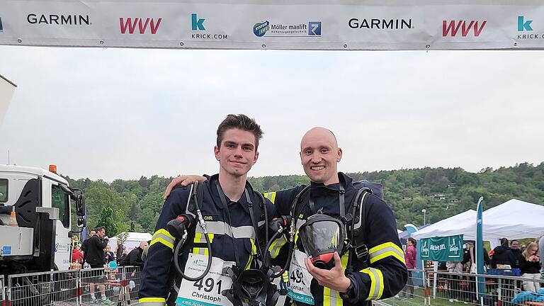 In voller Atemschutzausrüstung auf die knapp 6,5-Kilometer-Laufstecke: Florian Liebler (rechts) und Christoph Balk von der FFW Sommerhausen haben auf diese Weise letztes Jahr beim Krick-Firmenlauf Aufsehen erregt. Ihre Hoffnung: durch solche Aktionen neue Mitstreiter und Mitstreiterinnen finden. In voller Atemschutzausrüstung auf die knapp 6,5-Kilometer-Laufstecke: Florian Liebler (rechts) und Christoph Balk von der FFW Sommerhausen haben auf diese Weise letztes Jahr beim Krick-Firmenlauf Aufsehen erregt. Ihre Hoffnung: durch solche Aktionen neue Mitstreiter und Mitstreiterinnen finden.