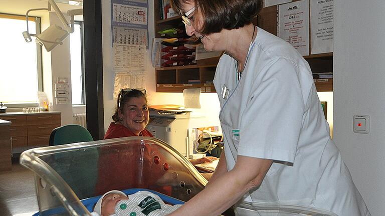 Umsorgt: die kleine Alina auf der Geburtshilfe-Station der Haßberg-Kliniken im Haus Haßfurt von Bereichsleitung Sonja Jäger und Hebamme Carola Lutsch. Umsorgt: die kleine Alina auf der Geburtshilfe-Station der Haßberg-Kliniken im Haus Haßfurt von Bereichsleitung Sonja Jäger und Hebamme Carola Lutsch.