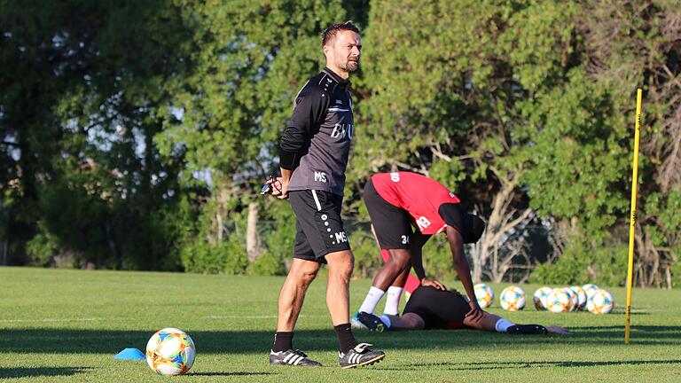 Verlängert Michael Schiele, hier bei der ersten Trainingseinheit in Novo Sancti Petri, in Spanien seinen Vertrag? Der Kontrakt des Übungsleiters läuft zum Saisonende aus.