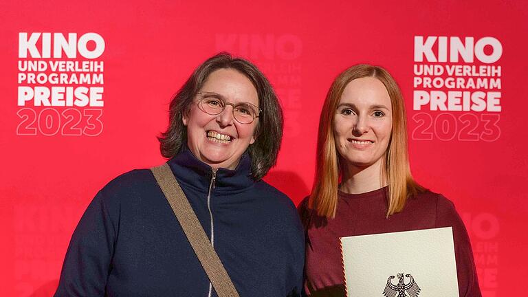 Bei der Preisverleihung an das KuK Kino: die beiden Inhaberinnen Diana Schmeltzer (links) und Anne Schmeltzer.