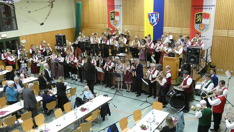 Zum krönenden Abschluss der rund zweieinhalbstündigen Darbietung fanden sich alle Musikanten zum großen Gemeinschaftschor ein. Zusammen wurde der 'Frankenlied-Marsch' sowie 'Wir Musikanten', eine musikalische Liebeserklärung, gespielt. Die Zuhörer quittierten die Leistung der Künstler mit langanhaltendem Beifall.