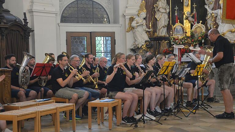 Das Bläserecho Stadtschwarzach unter Dirigent Hubert Blaß begeleitete wieder die Wallfahrer nach Gößweinstein und spielte auch beim Festgottesdienst in der Basilika.