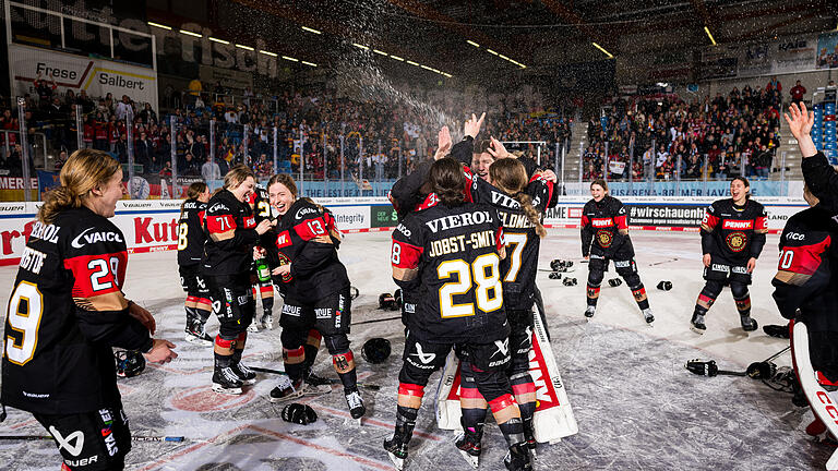 Nina Christof: Mit der Eishockey-Nationalmannschaft für Olympia qualifiziert - Die Party beginnt: Unser Bild zeigt die Hammelburgerin Nina Christof (links) und die anderen Spielerinnen der Nationalmannschaft unmittelbar nach dem Sieg über Ungarn, der die Qualifikation für Olympia bedeutete. Nina Christof: Mit der Eishockey-Nationalmannschaft für Olympia qualifiziert - Die Party beginnt: Unser Bild zeigt die Hammelburgerin Nina Christof (links) und die anderen Spielerinnen der Nationalmannschaft unmittelbar nach dem Sieg über Ungarn, der die Qualifikation für Olympia bedeutete.